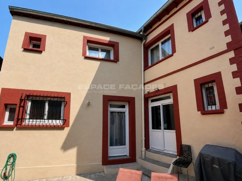 Façade rénovée de maison avec encadrements rouges, Espace Façades