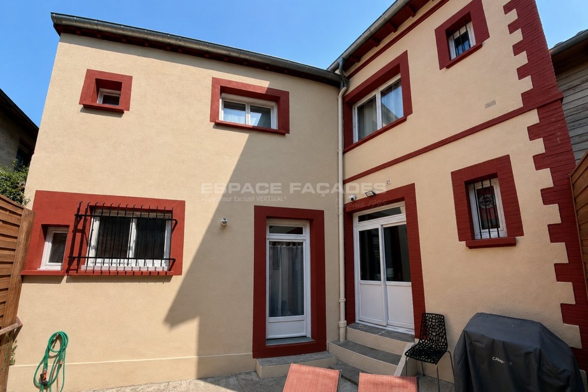 Façade rénovée de maison avec encadrements rouges, Espace Façades