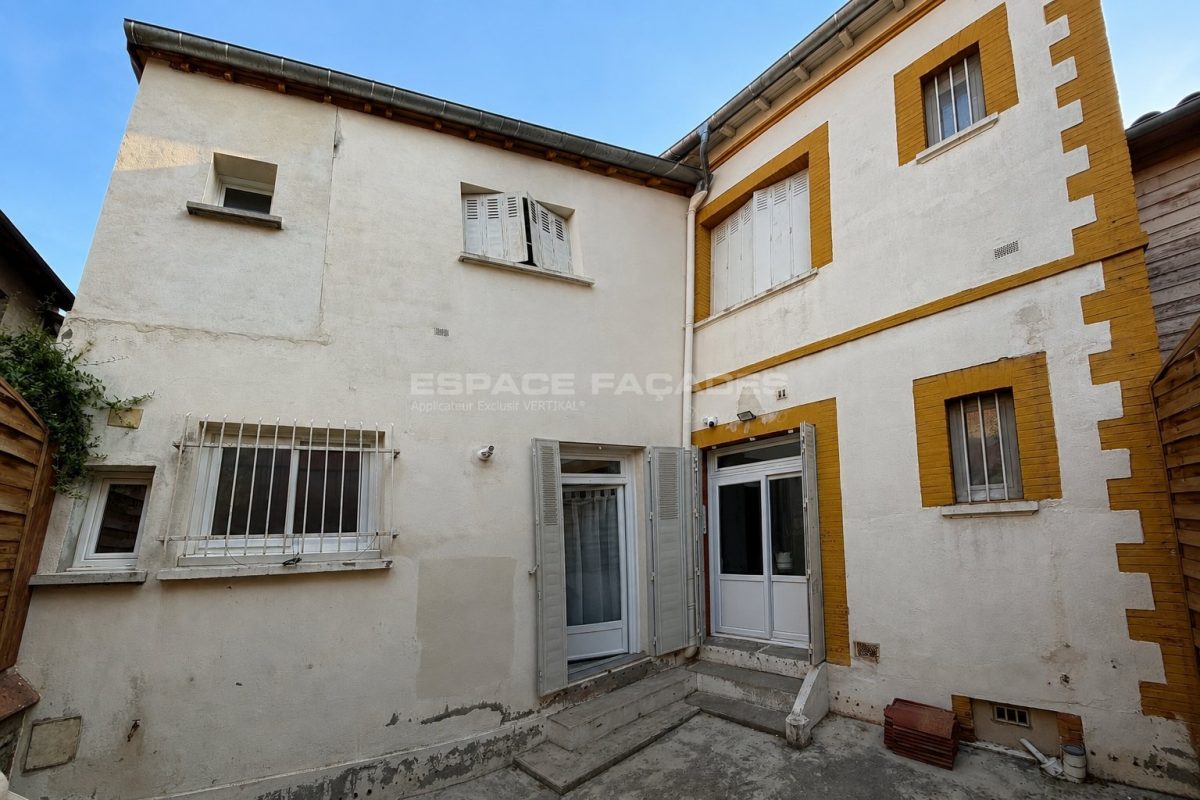 Façade de maison à rénover avec enduit dégradé, Espace Façades