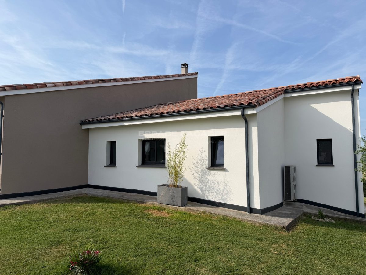 Façade de maison rénovée en enduit blanc et taupe par Espace Façades