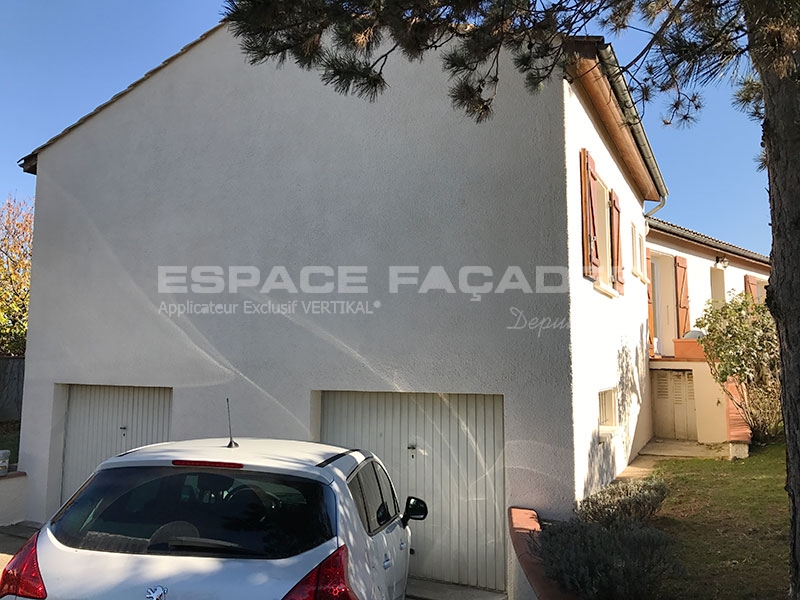 Maison blanche avec voiture, Espace Façades.