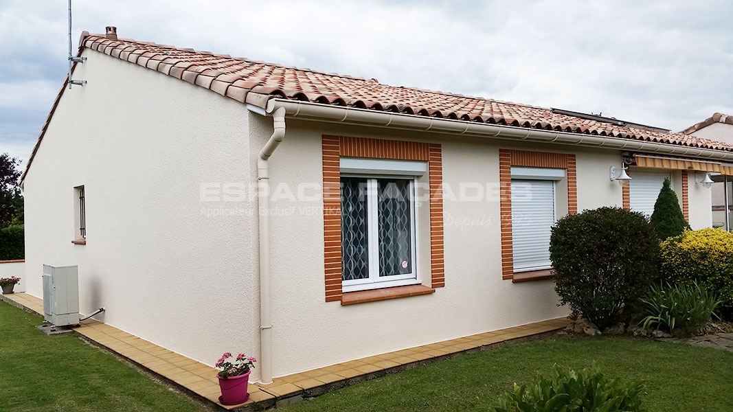 Maison blanche avec fenêtres en brique, jardin, Espace Façades.