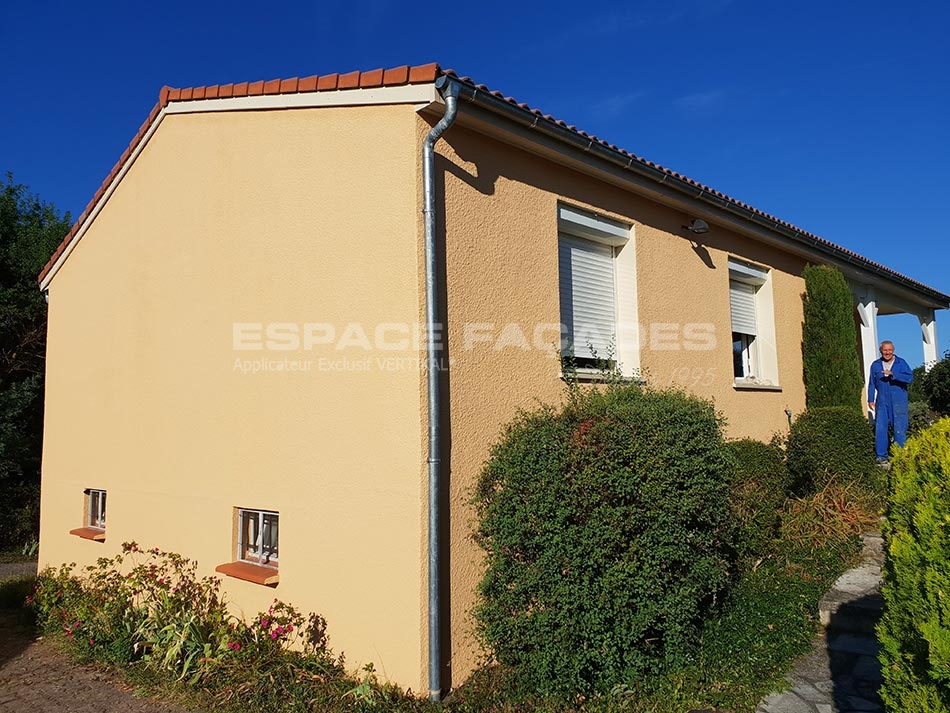 Maison jaune avec gouttière, fenêtre, jardin, Espace Façades.