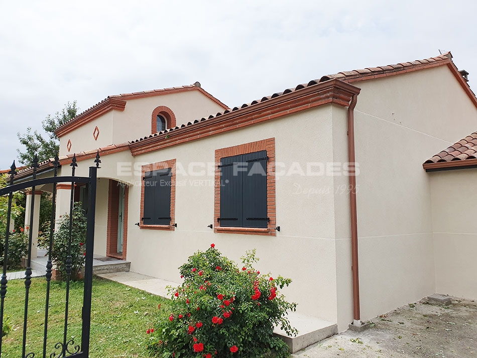 Maison avec volets noirs et roses, Espace Façades.