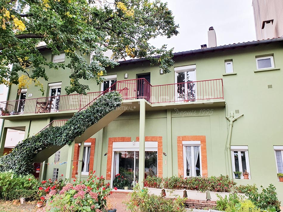 Façades résidentielles, balcon, plantes, fenêtres, escalier.