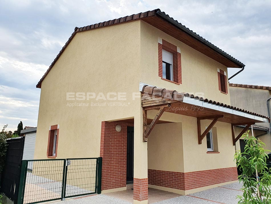 Un nouveau crépis pour les façades de cette maison située à Toulouse (Haute-Garonne)