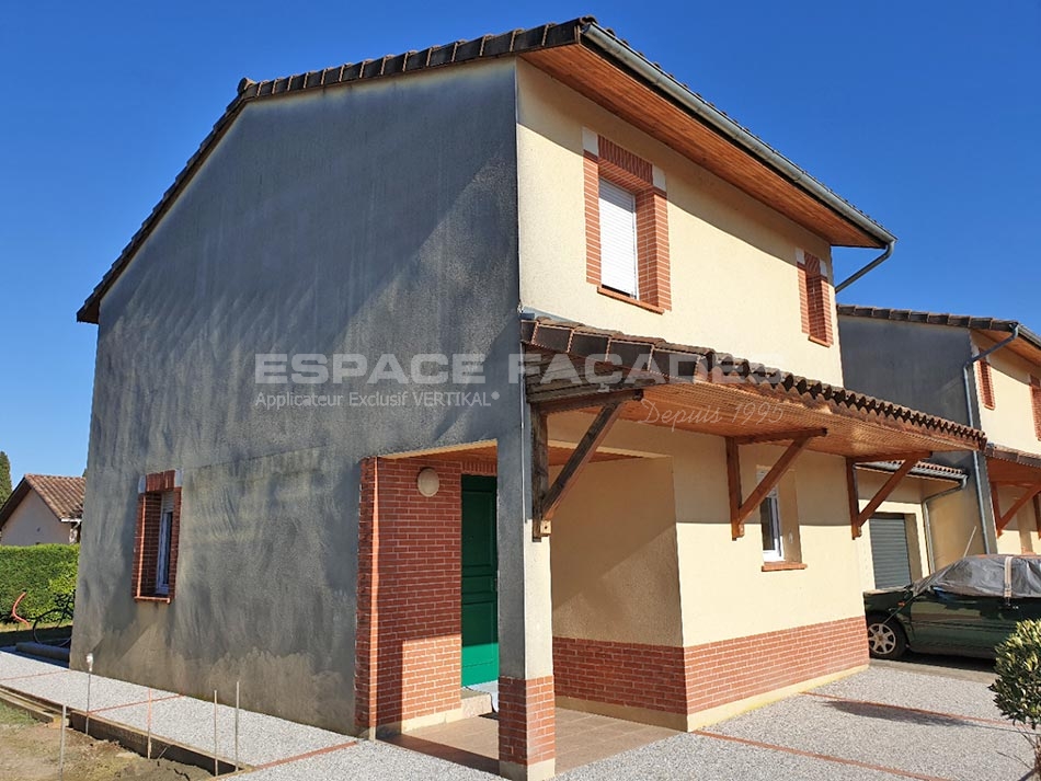 Un nouveau crépis pour les façades de cette maison située à Toulouse (Haute-Garonne)
