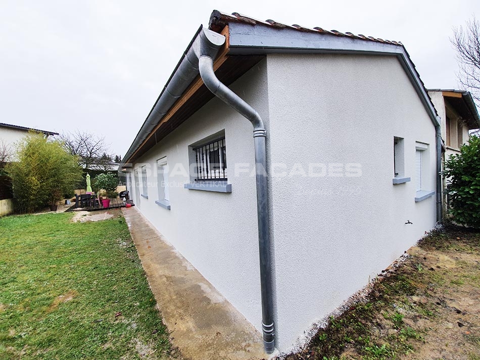 Maison blanche avec gouttière, Espace Façades.
