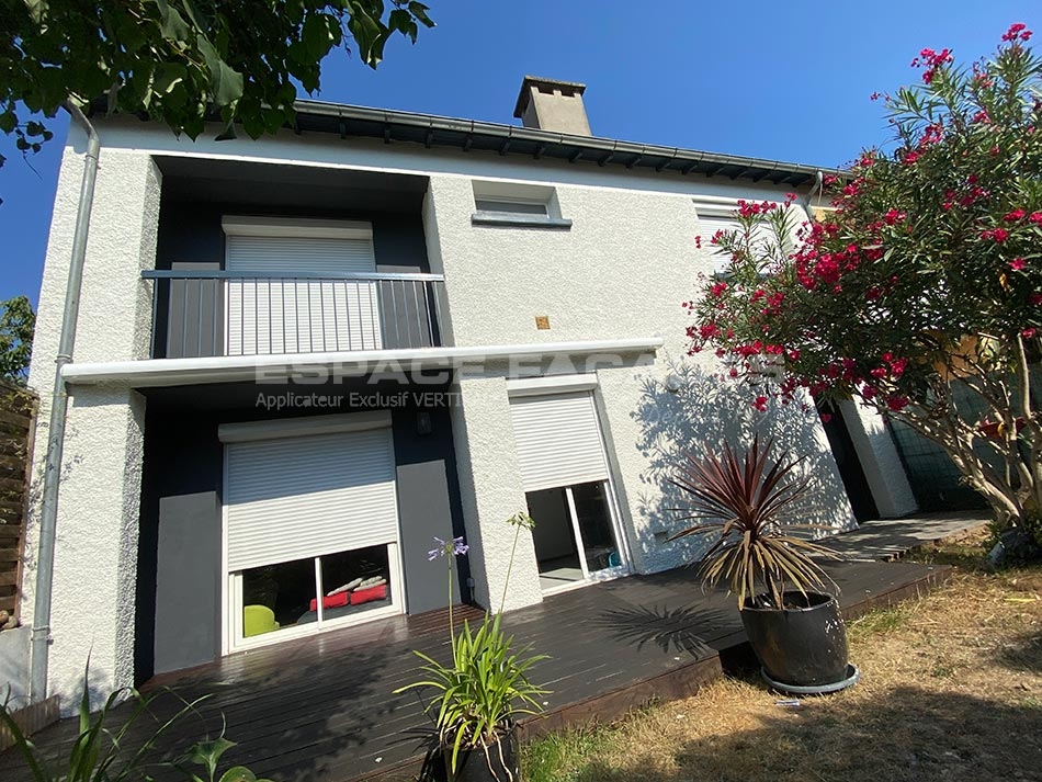 Maison moderne avec balcon et plantes. Espace Façades.