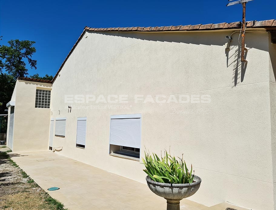 Façade blanche maison plantes