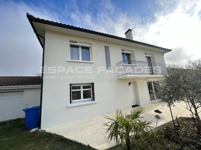 Maison moderne avec balcon et jardin, Espace Façades.
