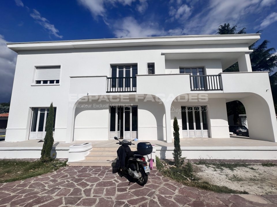 Maison moderne avec scooter devant, Espace Façades.