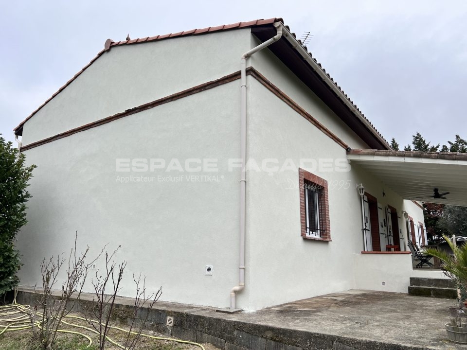 Maison blanche avec fenêtre en brique, façade Espace Façades.