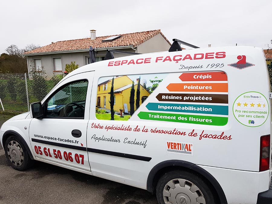 Espace Façades affiche son partenariat avec Eldotravo sur ses véhicules